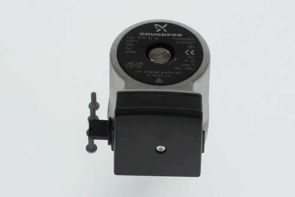 Pumpenkopf von Bosch mit einem Anschluss für Wasserleitung und einer abnehmbaren Abdeckung. Gehäuse aus Metall mit Angaben zu Spezifikationen und Zulassungen.